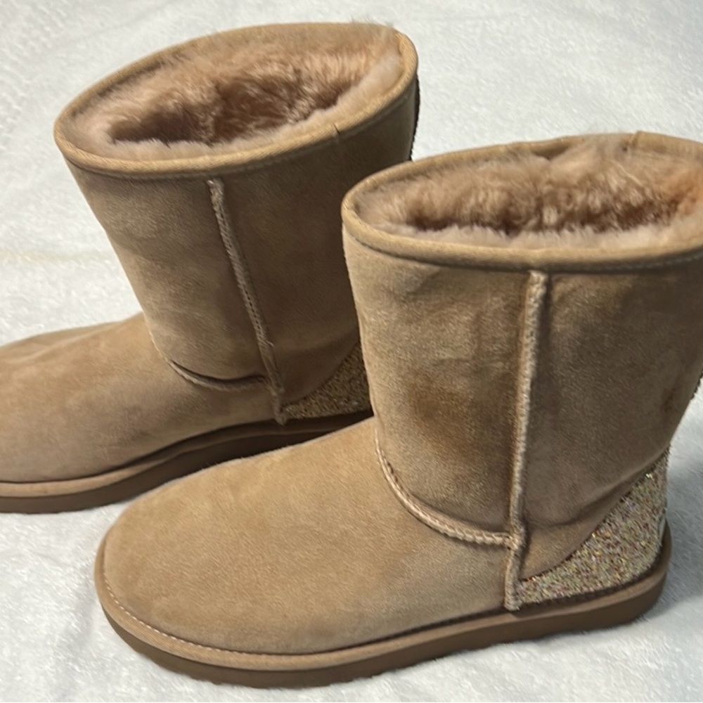 Ugg size 10 Women’s Sand/Mustard with sparkle heel 
Size 10 Unique Like New